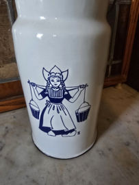 Wit emaille melkbus melkmeisje
