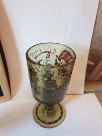 Oud glas op voet zeilschip