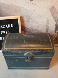 Oude doorleefde zwart blikken  broodtrommel