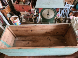 Oud zachtblauw houten kist