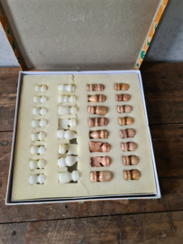 Oud marmeren schaakspel in doos