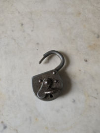 Oud metalen hangslot
