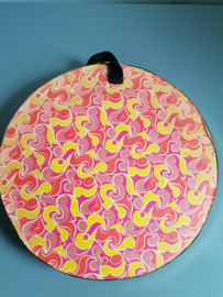 Vintage bolglas lijst met droogbloemen boeket