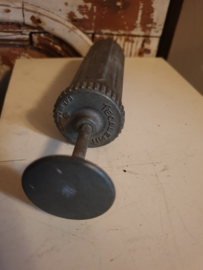 Oude vintage metalen vetspuit oliespuit tecalemit