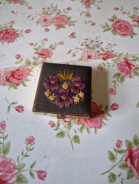 Pillendoosje geborduurde bloemetjes  nr6