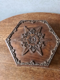 Oude bewerkte houten sieradendoos bloem