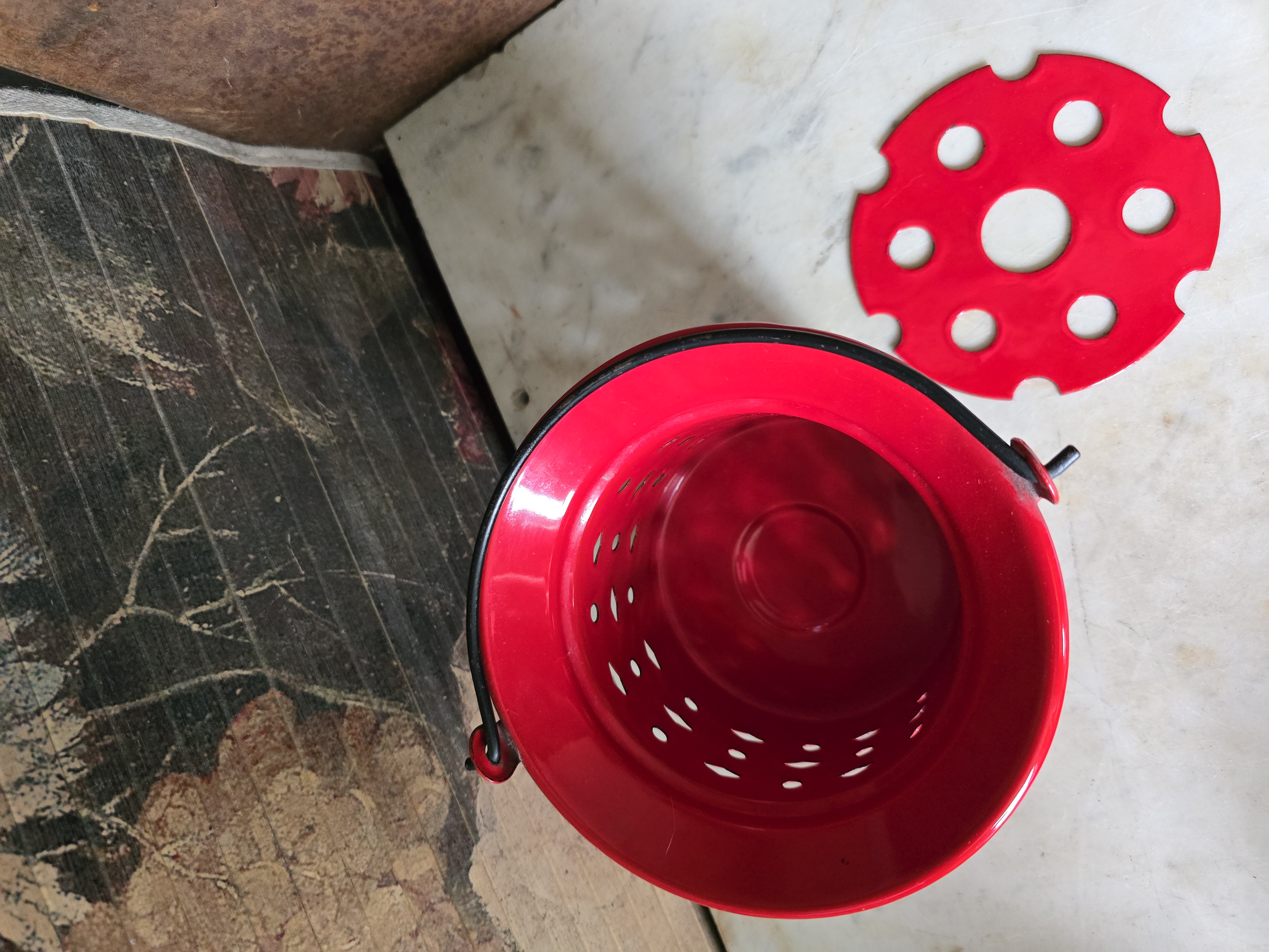Rood emaille theelichtje