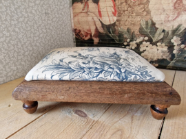 Antiek voetenbankje toile de jouy