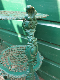Oud groen barok gietijzeren etagere tafeltje