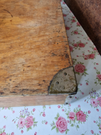Oude doorleefde houten transport kist