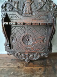 Oud bewerkt houten lepelrekje molen