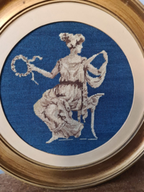 Oude frans brocante geborduurde dame in lijst