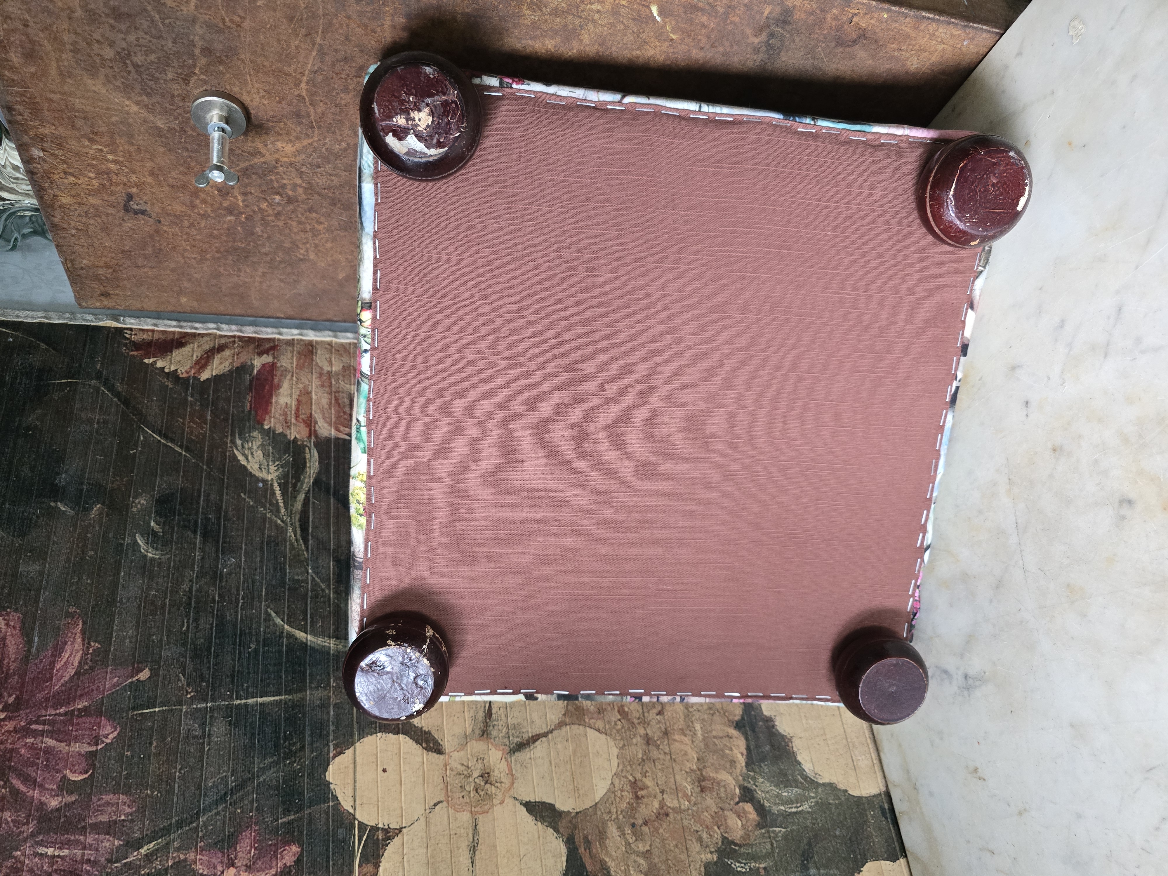 Brocante voetenbankje bolpootjes