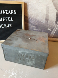Oud doorleefd winkelblik lubro broodfabriek