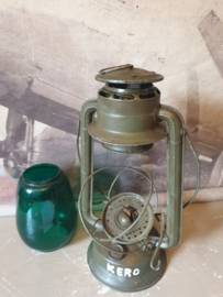 Oude legergroene stormlantaarn stormlamp