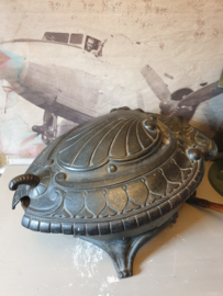 Antiek gietijzeren kolenbak schildpad