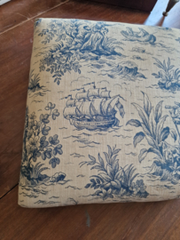 Oud voetenbankje toile de jouy stof