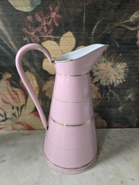 Roze emaille waterkan
