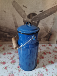 Blauw emaille melkbus