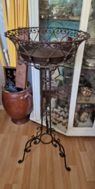 Brocante opengewerkte jardiniere op voet