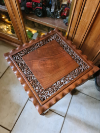 Oud bewerkt houten tafeltje