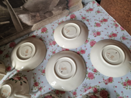 Brocante soepkom met schotel rozen