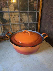 Oranje geëmailleerde gietijzeren pan