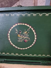 Oud groen beschilderde houten kist