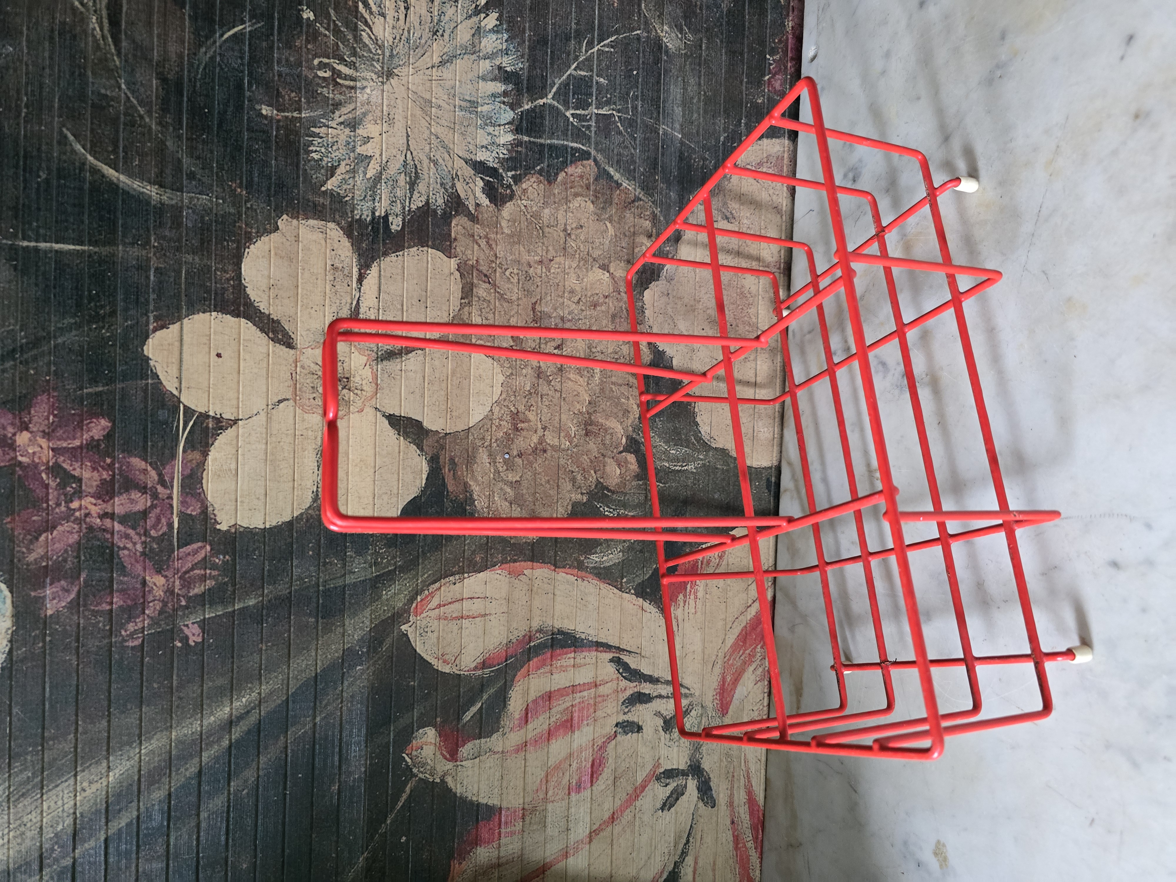 Vintage oranje metalen flessenrek