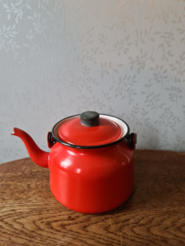 Rood emaille ketel