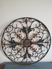 Rond smeedijzeren ornament franse lelie