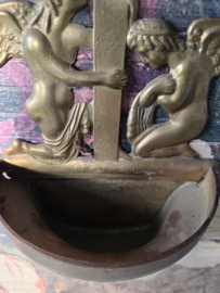 Antiek messing wijwaterbakje engelen kruisbeeld