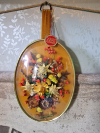 Oud droogbloemen boeket in bolglas lijst