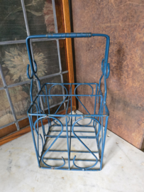 Oud petrolblauw metalen flessenrek