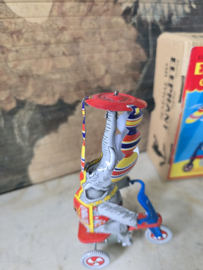 Oud blikken speelgoed olifant op driewieler