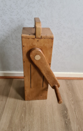 Oude houten handgemaakte ratel