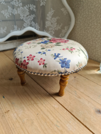 Brocante voetenbankje roos