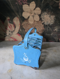 Oud blauw blikken eierrekje