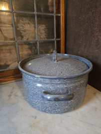 Grijs gewolkte emaille pan