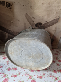 Oude zinken dweilemmer