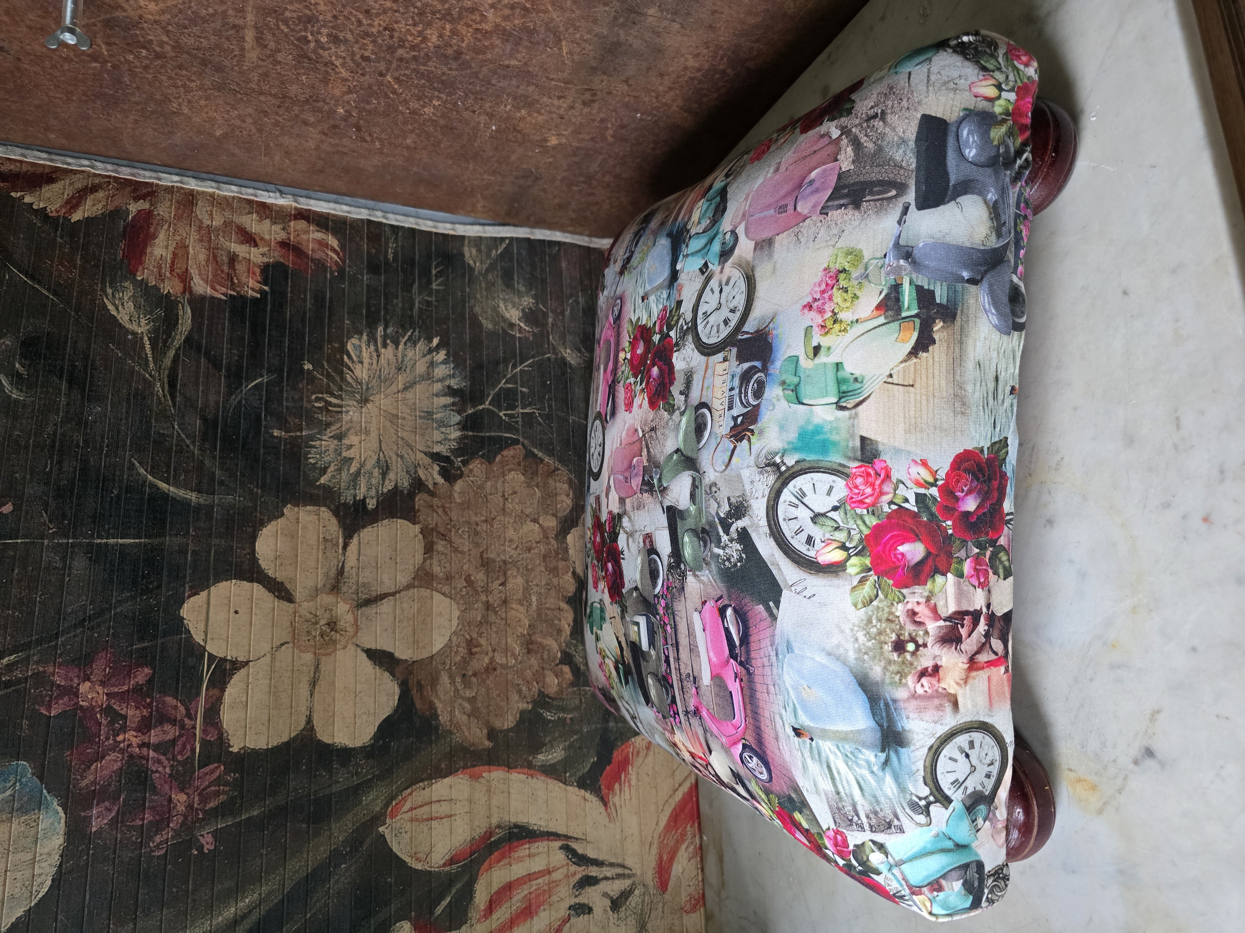 Brocante voetenbankje bolpootjes