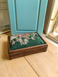 Oud brocante houten stoofje