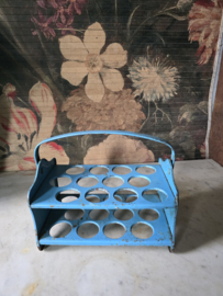 Oud blauw blikken eierrekje