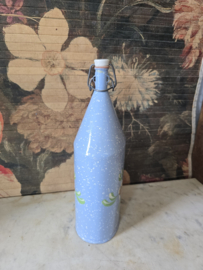 Oude geëmailleerde beschilderde veldfles