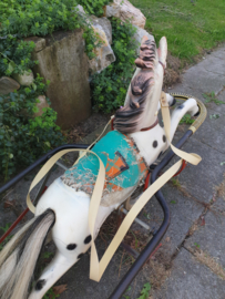 Oude nostalgische driewieler paard met sulky