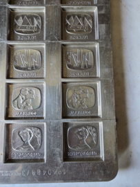 Oude metalen chocolademal televisie