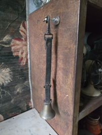 Antiek messing bel zwart leren band