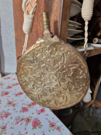 Antiek bewerkte koperen kruitbus kruitfles