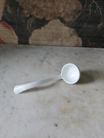 Oud wit porseleinen sauslepeltje