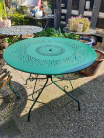 Groen metalen ronde tuintafel